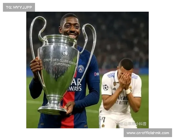 姆巴佩凝视欧冠奖杯照片，巴黎圣日耳曼卫冕之路正式开启